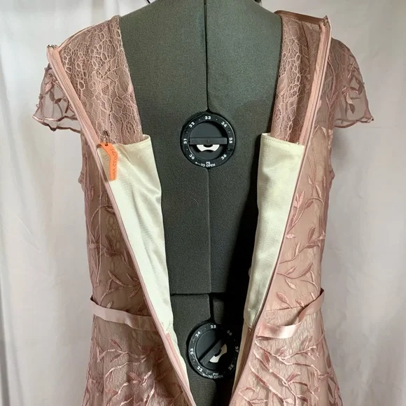 Elegant floral embroidered night or special event dress - Picture 13 of 16